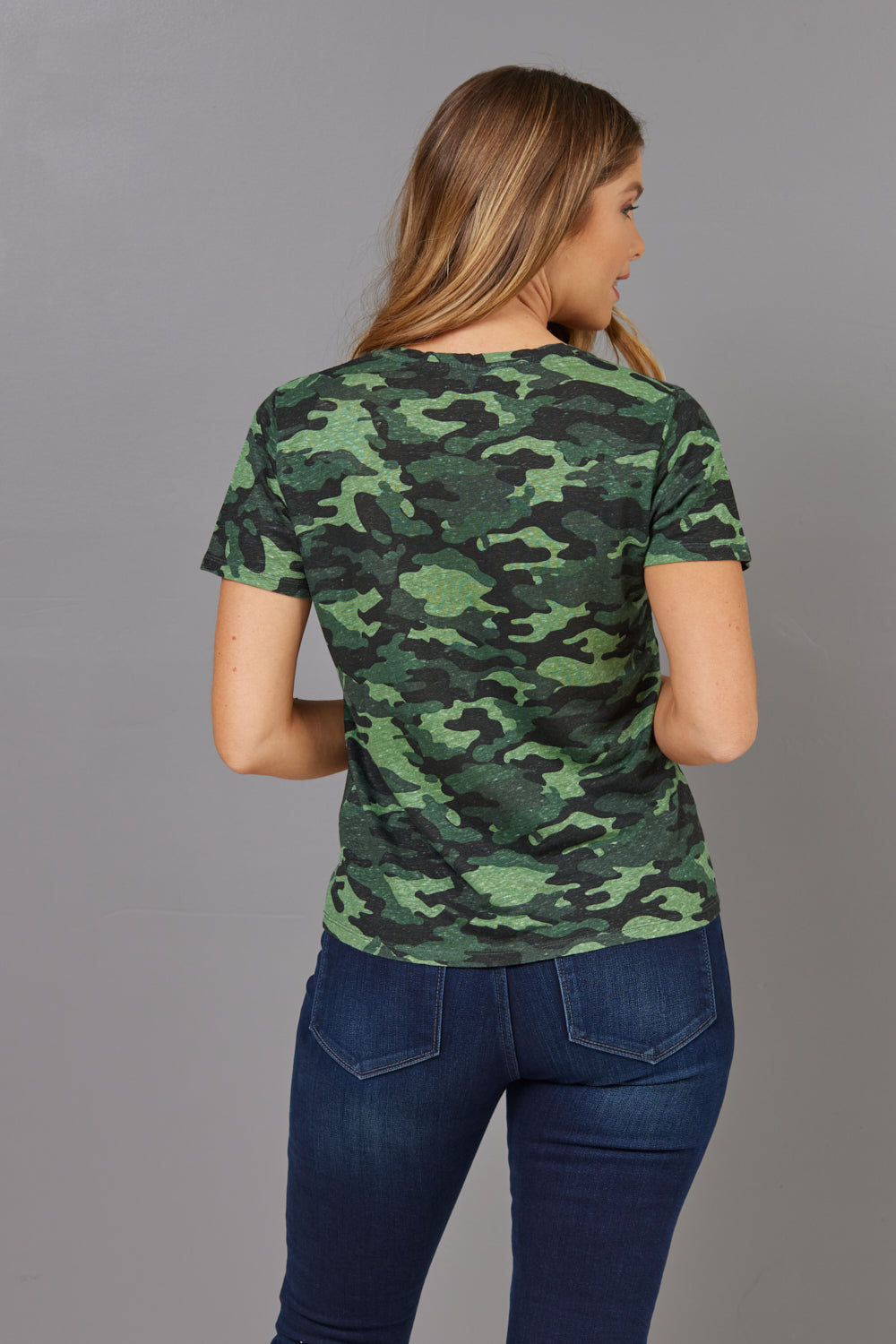 Majestic Linen Short Sleeve Camo Print Crewneck in Camo/Vert